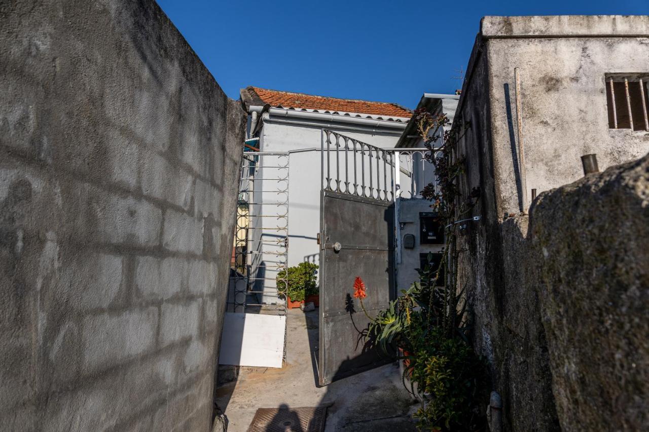 House On A Rustic Island At Campanha Trainstation Apartment Porto Luaran gambar
